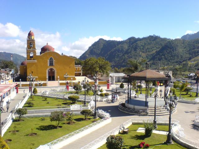 Parque Central e Iglesia de Santiago postol