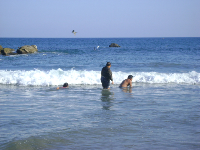 DISFRUTANDO LAS RICAS AGUAS DEL MAR