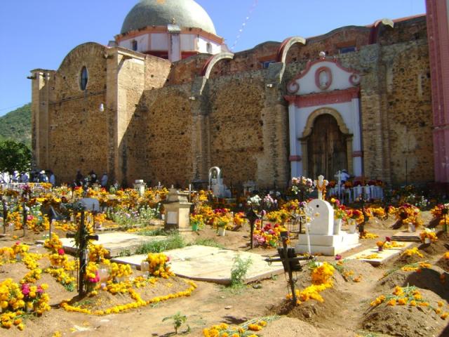 PANTEON EN DIA DE MUERTOS