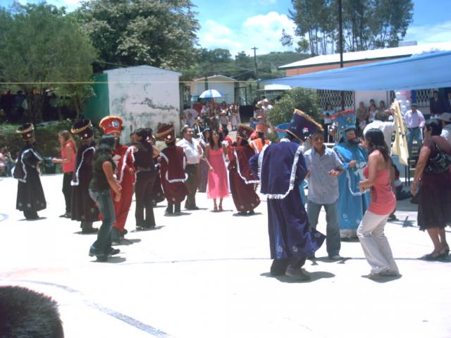 BAILAZO CON CHINELOS