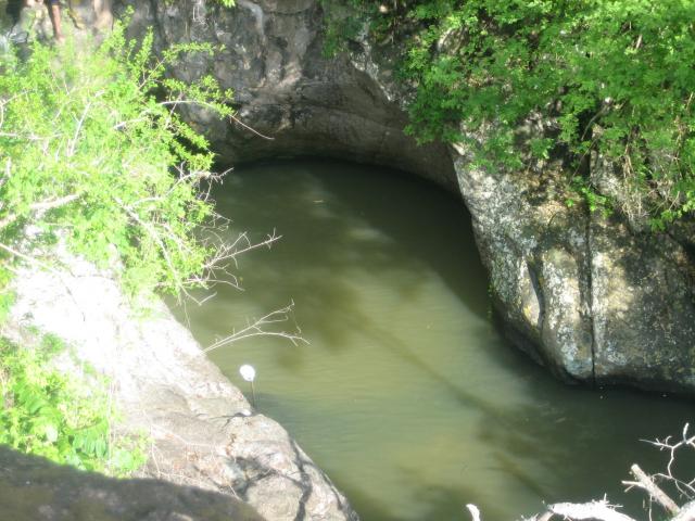 ojo de agua las tinajas en el cerro de tecualilla