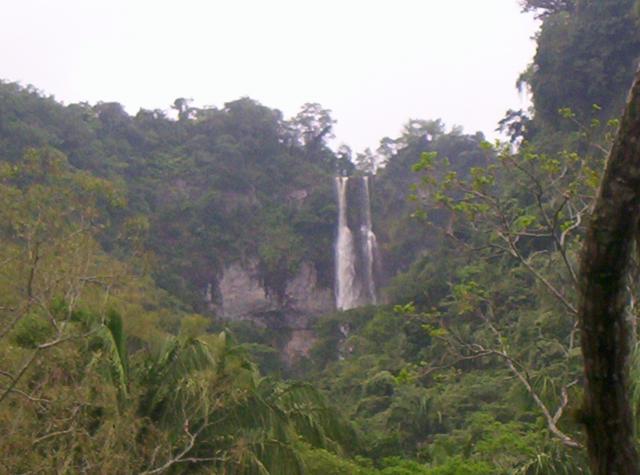 vista a distancia de la cascada meca