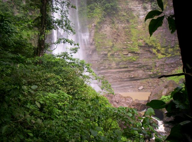 CASCADA SOBRE LAS ROCAS