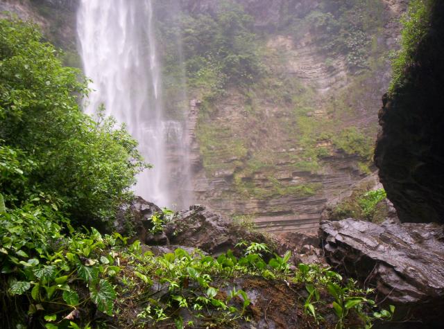 LA CASCADA Y LAS ROCAS