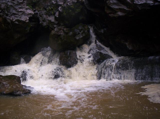 EL AGUA BAJO LAS ROCAS