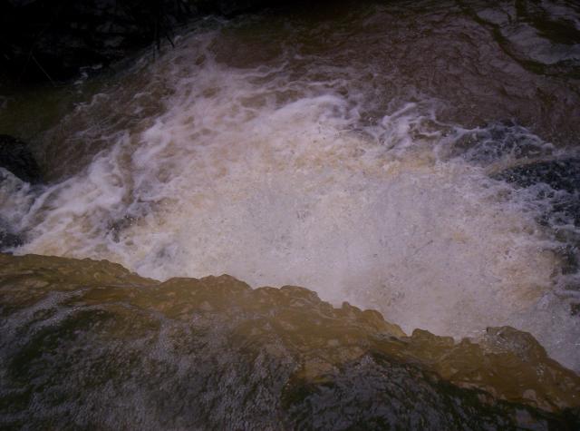 ESPUMAS DEL AGUA DE LA CASCADA