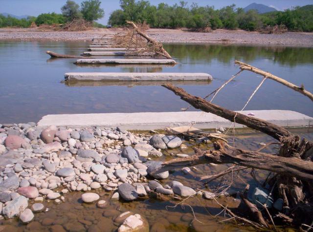 crecida del rio, puente roto