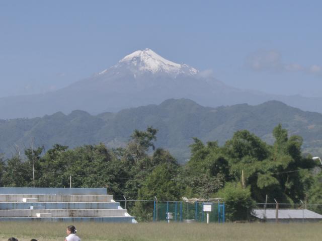 El Pico de Orizaba visto desde el Campo Deportivo