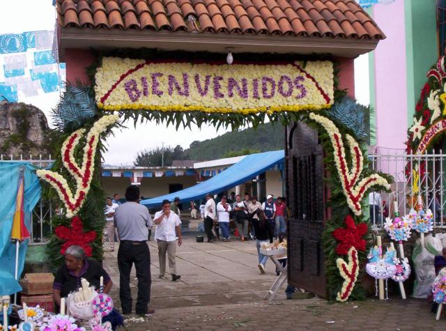 adornos en la entrada del templo