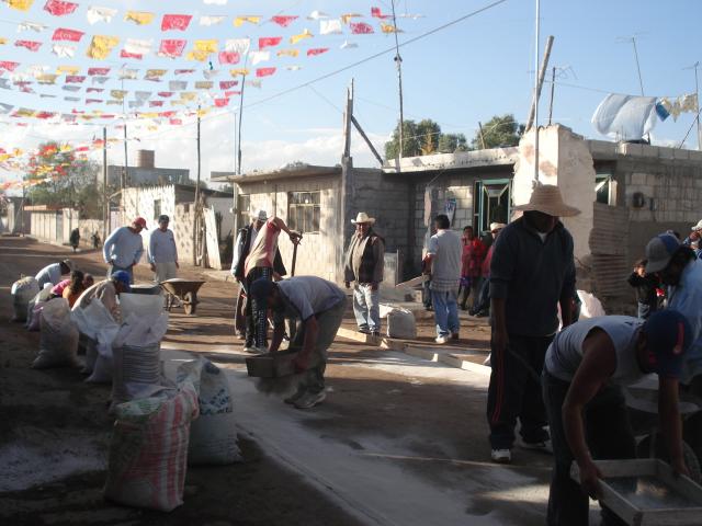 elaboracion de alfombras por los fieles