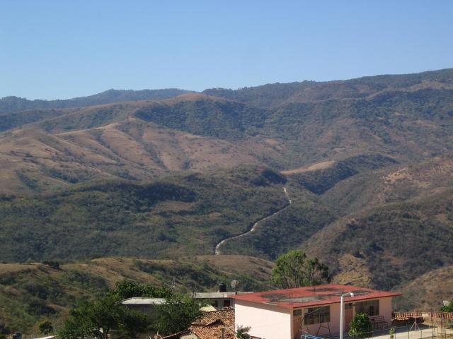 La loma larga desde el pueblo