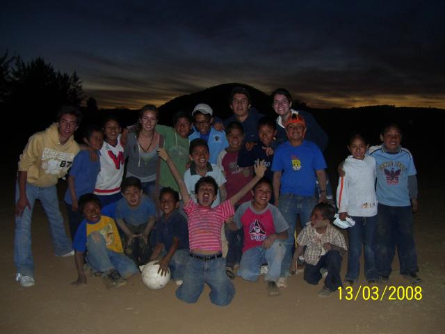 en el campo con los misioneros y los nios