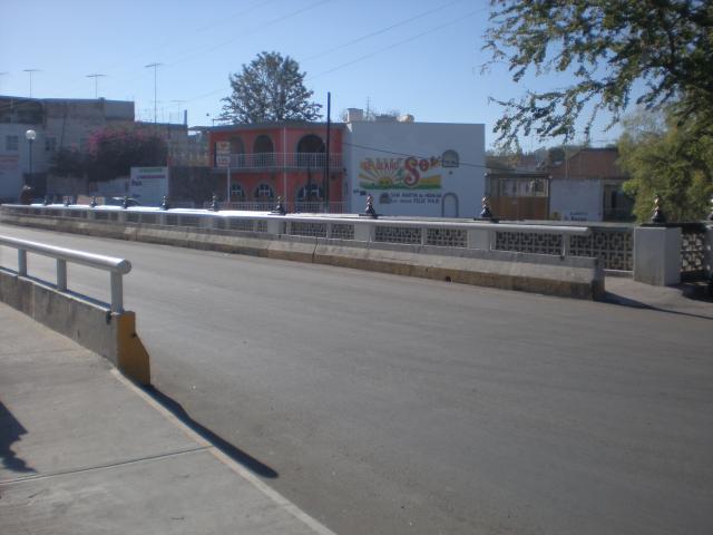 los barandales del puente 