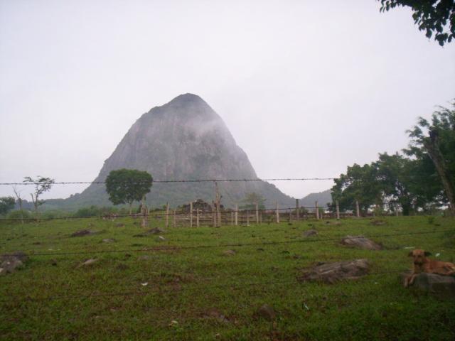 Cerro de Ixcacuatitla Foto tomado como a 4 km.