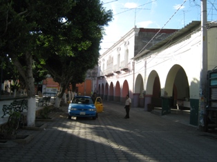 EDIFICIO EN LA PLAZA CENTRAL