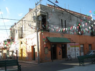 EDIFICIO EN LA PLAZA CENTRAL