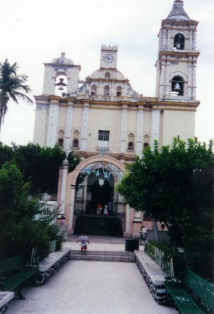 frente ala iglecia de chietla desde el zocalo 