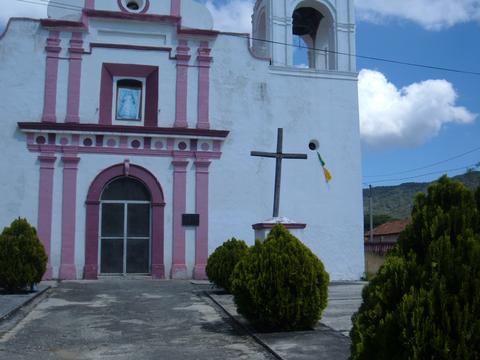 enfrente de la iglesia